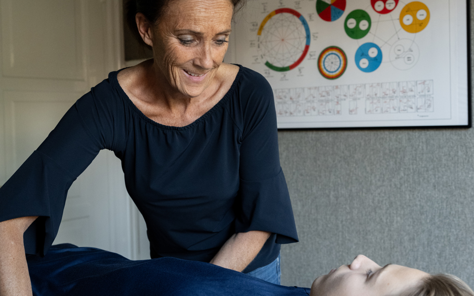 Hoe Kinesiologie kan Helpen bij Terugkerende Pijnklachten