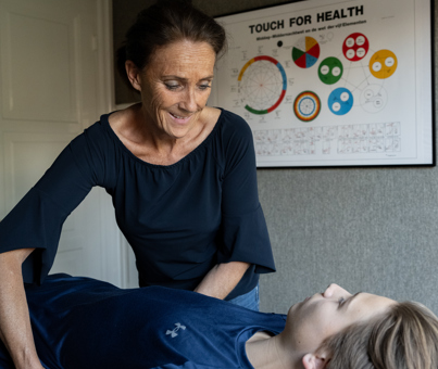 Hoe Kinesiologie kan Helpen bij Terugkerende Pijnklachten